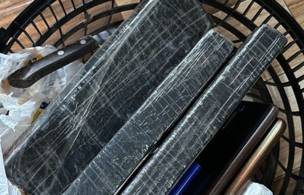 Homem e mulher sao presos por trafico de drogas em Itapoa 2