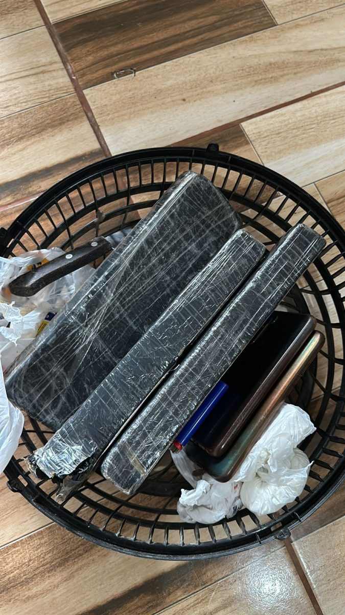 Homem e mulher sao presos por trafico de drogas em Itapoa 2