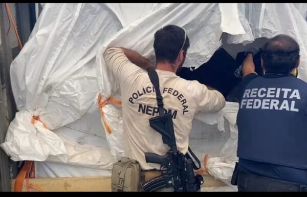 PF e Receita Federal apreendem 582 kg de cocaina no Porto Itapoa