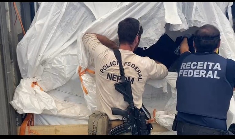 PF e Receita Federal apreendem 582 kg de cocaina no Porto Itapoa