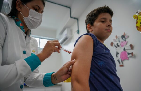 Vacina contra a dengue esta disponivel para criancas de 10 e 11 anos da regiao Nordeste de SC