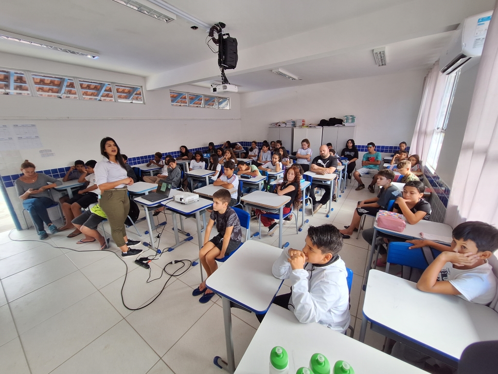 Escola Monteiro Lobato recebe palestra sobre a consciência ambiental no descarte de resíduos 06 (Tribuna de Itapoa)