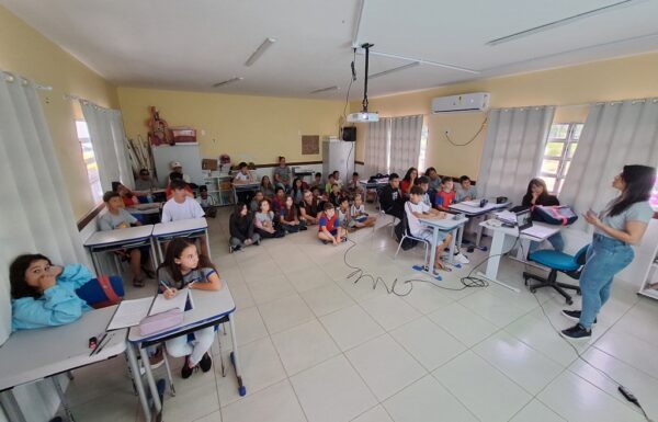 Escola Alberto Speck recebe palestra sobre a consciencia ambiental no descarte de residuos 01 (Tribuna de Itapoa)