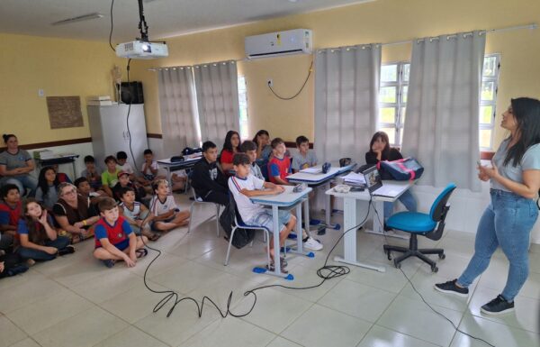 Escola Alberto Speck recebe palestra sobre a consciencia ambiental no descarte de residuos 03 (Tribuna de Itapoa)