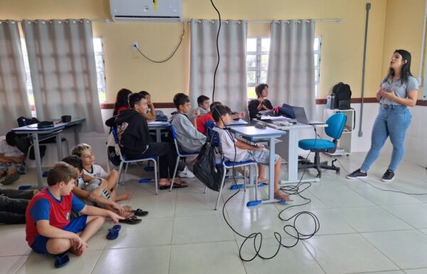 Escola Alberto Speck recebe palestra sobre a consciencia ambiental no descarte de residuos 18 (Tribuna de Itapoa)