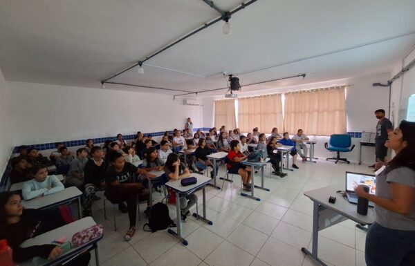 Escola Frei Valentim recebe palestra sobre a consciencia ambiental no descarte de residuos 01 (Tribuna de Itapoa)