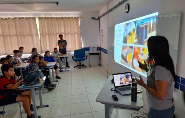 Escola Frei Valentim recebe palestra sobre a consciencia ambiental no descarte de residuos 02 (Tribuna de Itapoa)