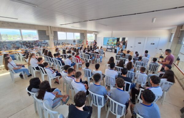 Escola da Barra recebe palestra sobre a consciencia ambiental no descarte de residuos 01 (Tribuna de Itapoa)