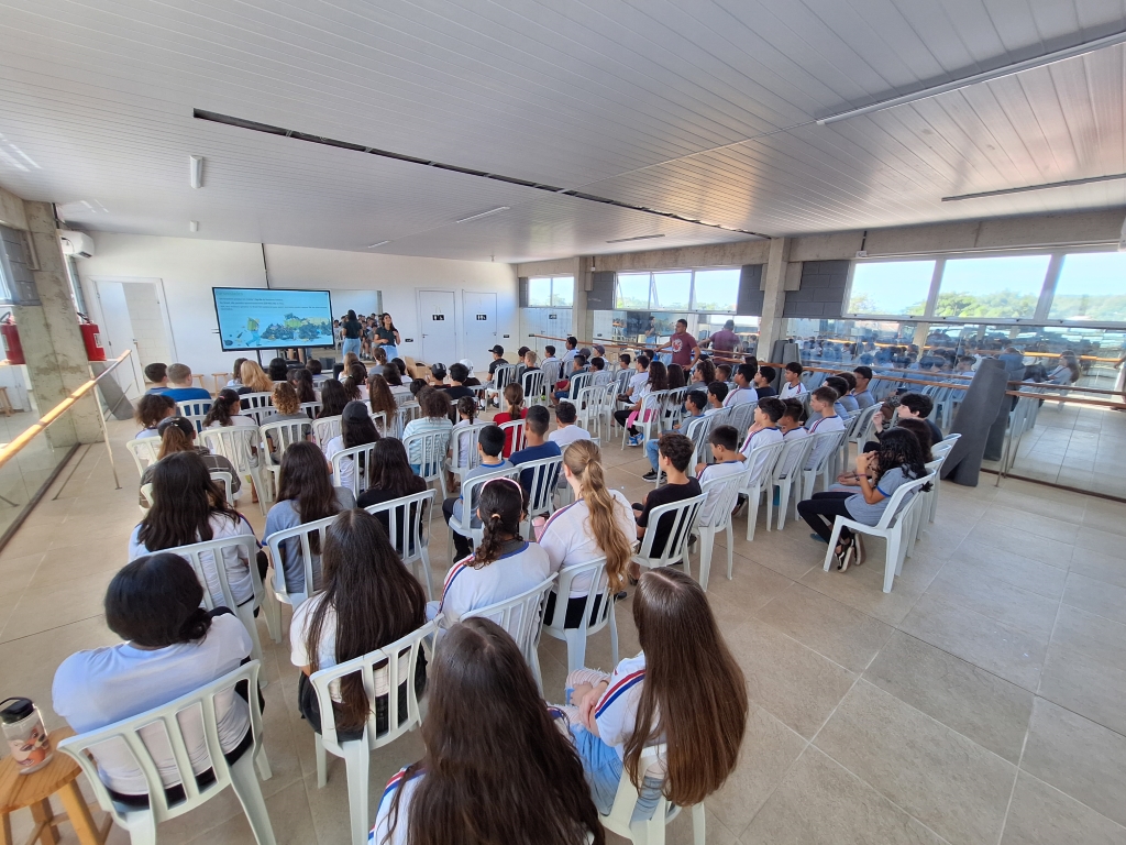 Escola da Barra recebe palestra sobre a consciencia ambiental no descarte de residuos 02 (Tribuna de Itapoa)