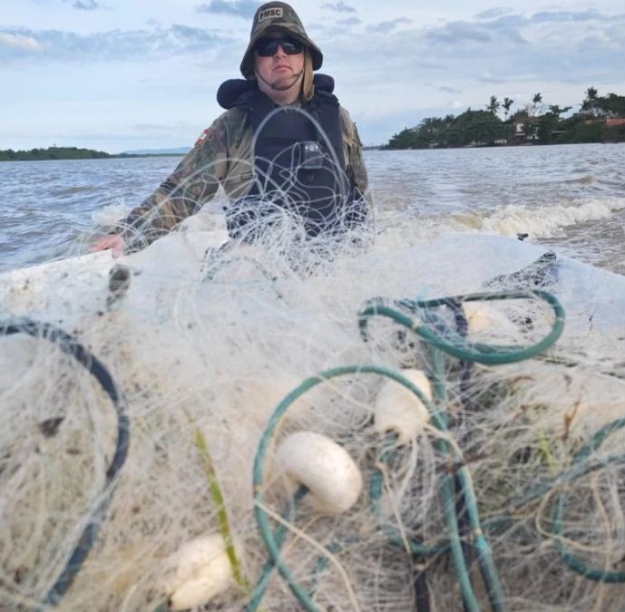 Policia Ambiental apreende camarao, redes de pesca ilegal, e resgata tartarugas em Itapoa 02