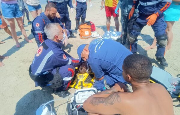 Homem sobrevive a afogamento apos 40 minutos de reanimacao em Itapoa - capa