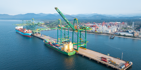 Novo porteiner aumentou produtividade em operacao de navios do Porto Itapoa