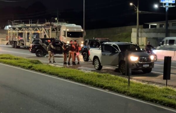 Assaltante com caminhonete roubada de Itapoa morre em confronto com a PM no Parana