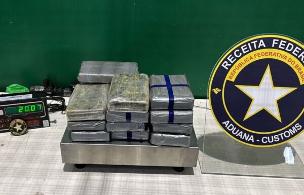 Receita Federal realiza retencao de cocaina em Itapoa 2