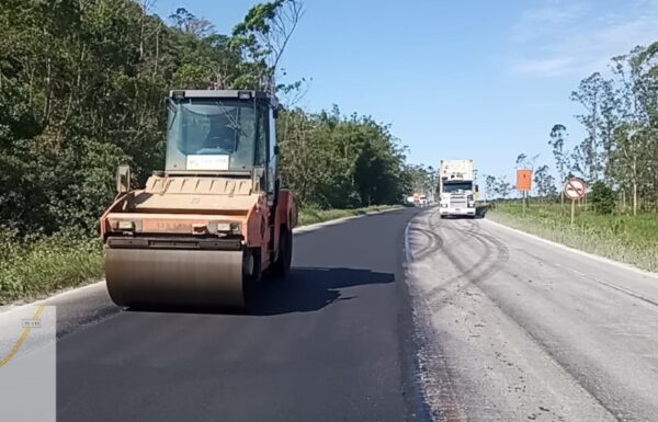 Rodovia SC-416 que liga Garuva a Itapoa passa por reparos 01 (Tribuna de Itapoa)