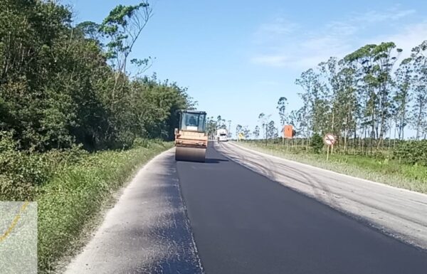 Rodovia SC-416 que liga Garuva a Itapoa passa por reparos 03 (Tribuna de Itapoa)