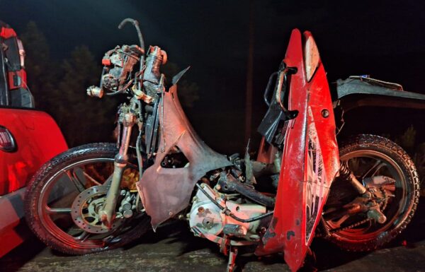 1 Mulher morre e homem fica gravemente ferido em acidente entre carro e moto na SC-416