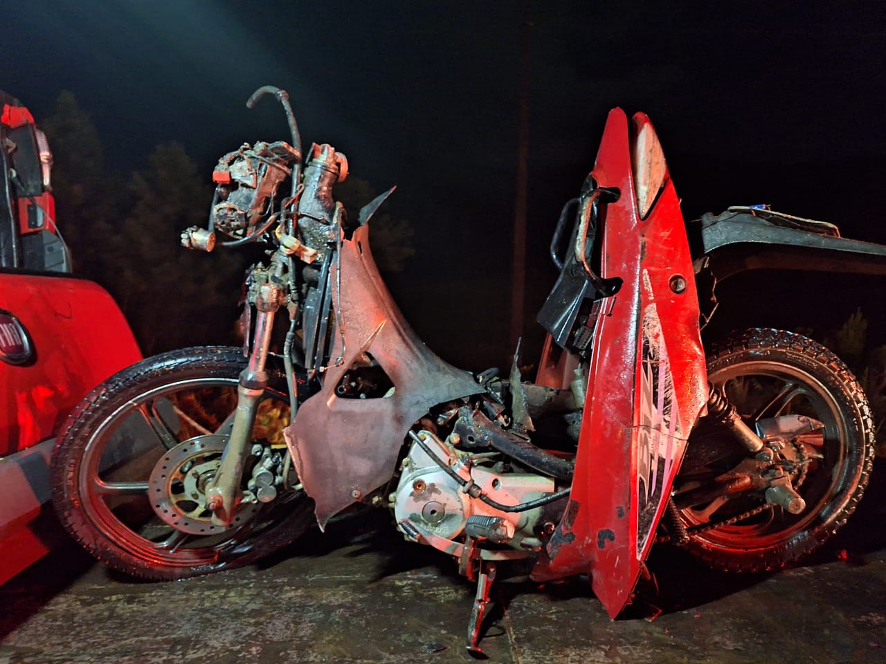 1 Mulher morre e homem fica gravemente ferido em acidente entre carro e moto na SC-416