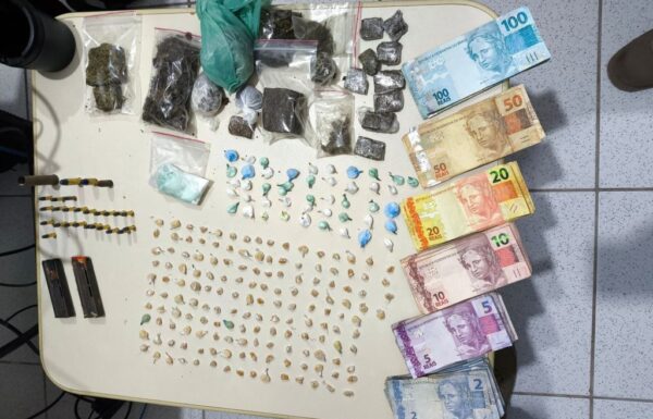 Dupla presa e drogas aprendidas durante operacao policial em Itapoa nesta terca (18-02)