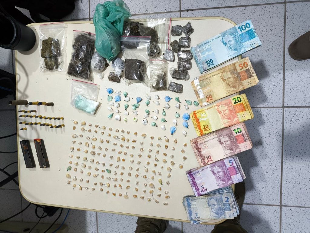 Dupla presa e drogas aprendidas durante operacao policial em Itapoa nesta terca (18-02)