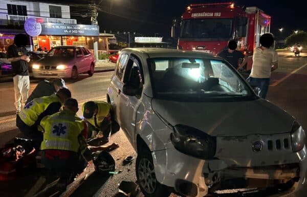 Homem fica ferido apos colisao entre carro e moto em Garuva