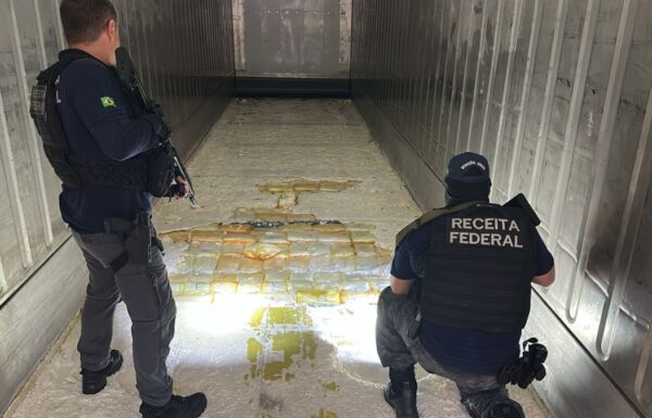 Receita Federal apreende quase meia tonelada de cocaina em carga de laranjas no Porto 3