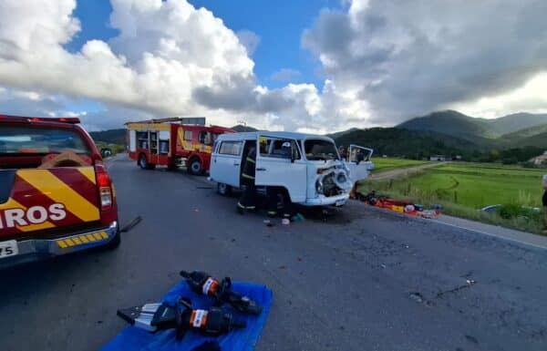 1 - Colisao traseira entre Kombi e caminhonete deixa duas pessoas feridas na Rodovia SC-416