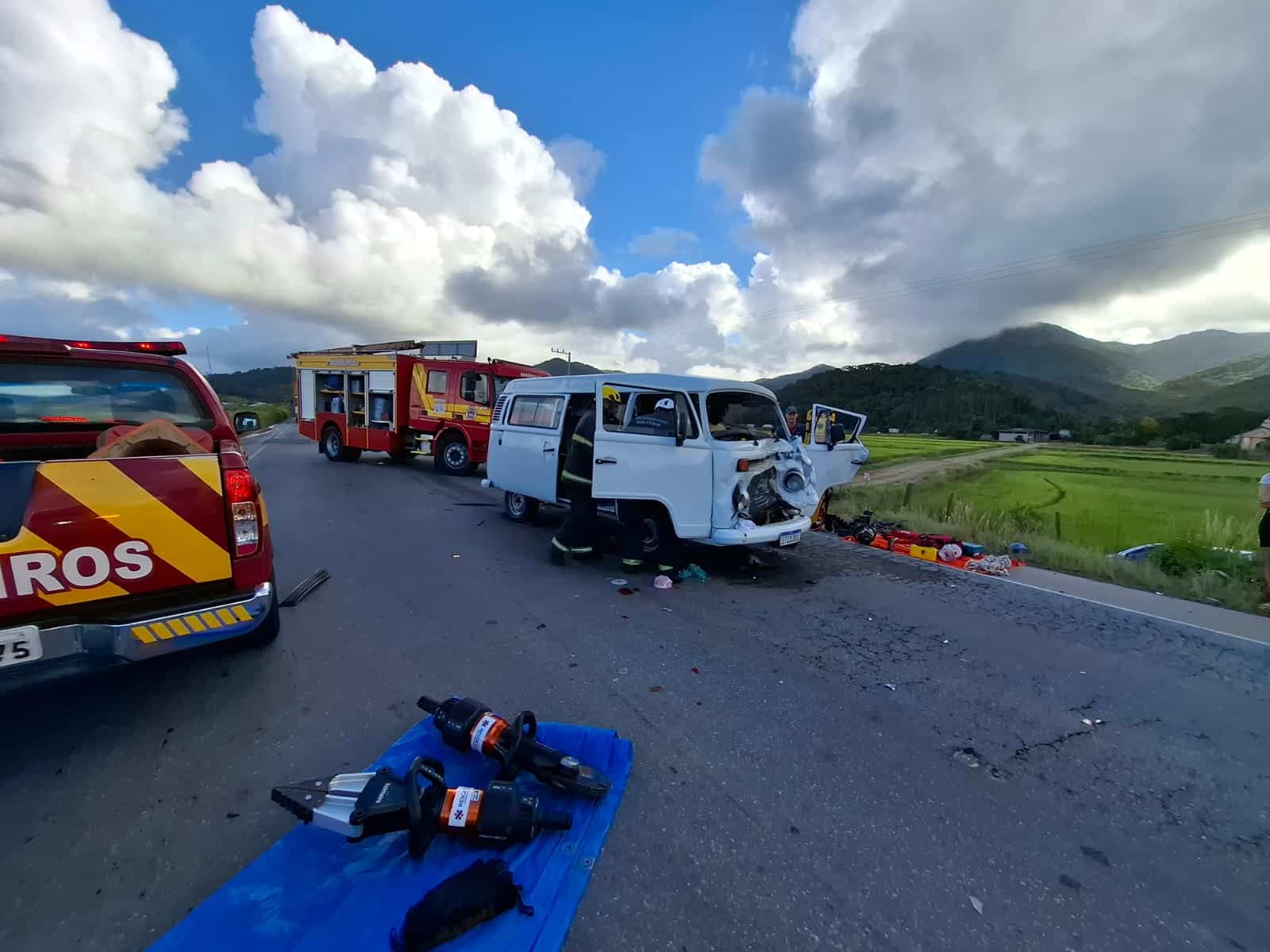 1 - Colisao traseira entre Kombi e caminhonete deixa duas pessoas feridas na Rodovia SC-416