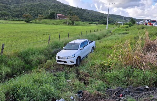 2 - Colisao traseira entre Kombi e caminhonete deixa duas pessoas feridas na Rodovia SC-416
