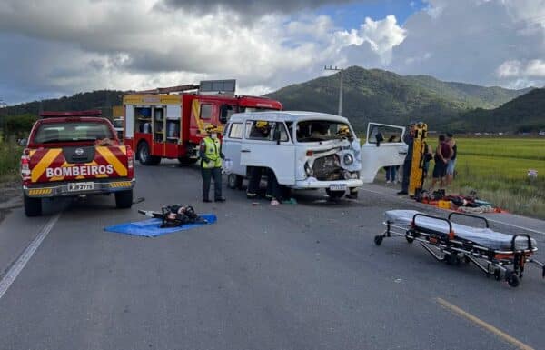 4 - Colisao traseira entre Kombi e caminhonete deixa duas pessoas feridas na Rodovia SC-416