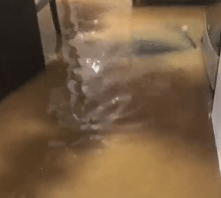 Chuva forte apos longo período de calor inunda ruas e casas assustando moradores de Garuva 3