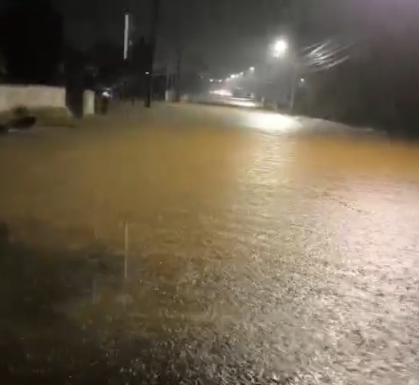 Chuva forte apos longo período de calor inunda ruas e casas assustando moradores de Garuva 4