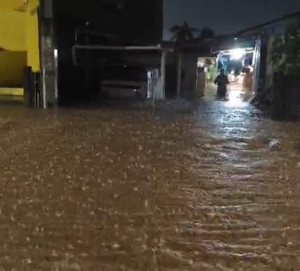 Chuva forte apos longo período de calor inunda ruas e casas assustando moradores de Garuva 6