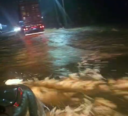 Chuva forte apos longo período de calor inunda ruas e casas assustando moradores de Garuva 8