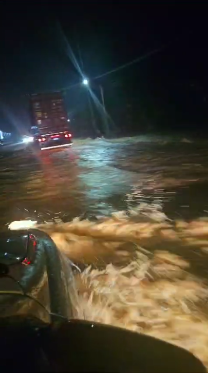 Chuva forte apos longo período de calor inunda ruas e casas assustando moradores de Garuva 8