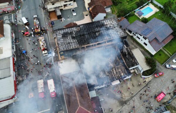 Incendio em loja de materiais de construcao de Garuva causa grande estrago