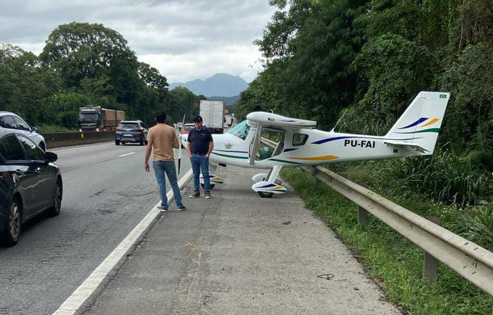 Aviao de pequeno porte faz pouso forcado na BR-101 em Garuva (Tribuna de Itapoa)