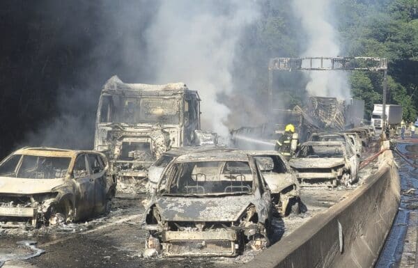 Explosao de caminhao-tanque na Rodovia BR-101 atinge 25 veiculos em Palhoca 3