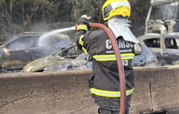Explosao de caminhao-tanque na Rodovia BR-101 atinge 25 veiculos em Palhoca 4