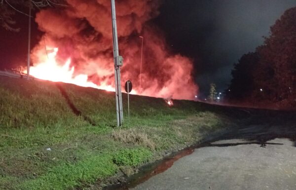 Incendio em carreta carregada com resina interdita BR-101 em Garuva 01