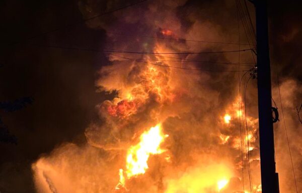 Incendio em carreta carregada com resina interdita BR-101 em Garuva 02