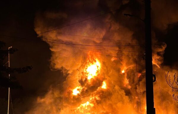 Incendio em carreta carregada com resina interdita BR-101 em Garuva 03