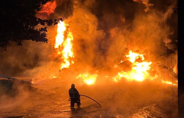 Incendio em carreta carregada com resina interdita BR-101 em Garuva 04