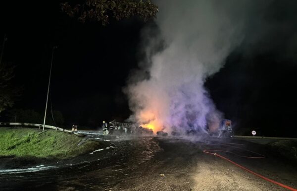 Incendio em carreta carregada com resina interdita BR-101 em Garuva 06
