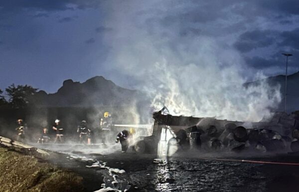 Incendio em carreta carregada com resina interdita BR-101 em Garuva 07