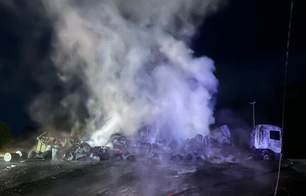 Incendio em carreta carregada com resina interdita BR-101 em Garuva 08