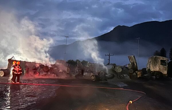 Incendio em carreta carregada com resina interdita BR-101 em Garuva 09