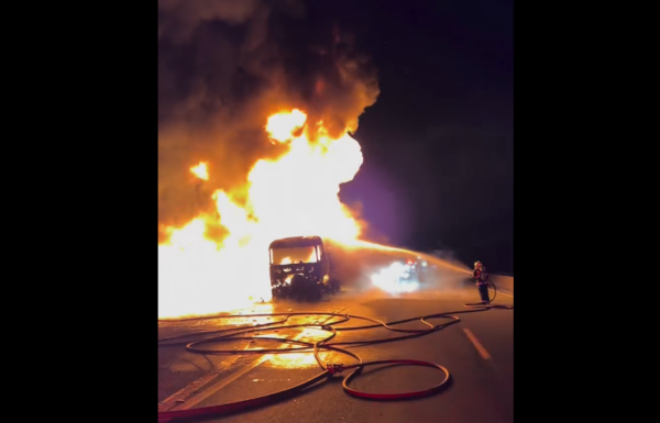 Incendio em carreta carregada com resina interdita BR-101 em Garuva 10