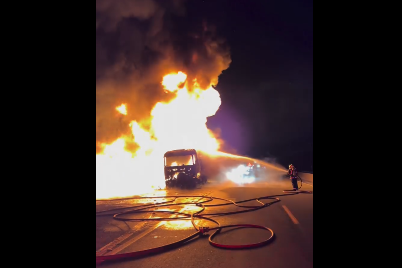 Incendio em carreta carregada com resina interdita BR-101 em Garuva