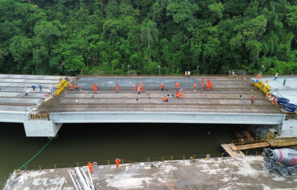 Obras da Ponte de Guaratuba avancam com a concretagem de vaos no trecho pre-moldado 1 (Tribuna de Itapoa)